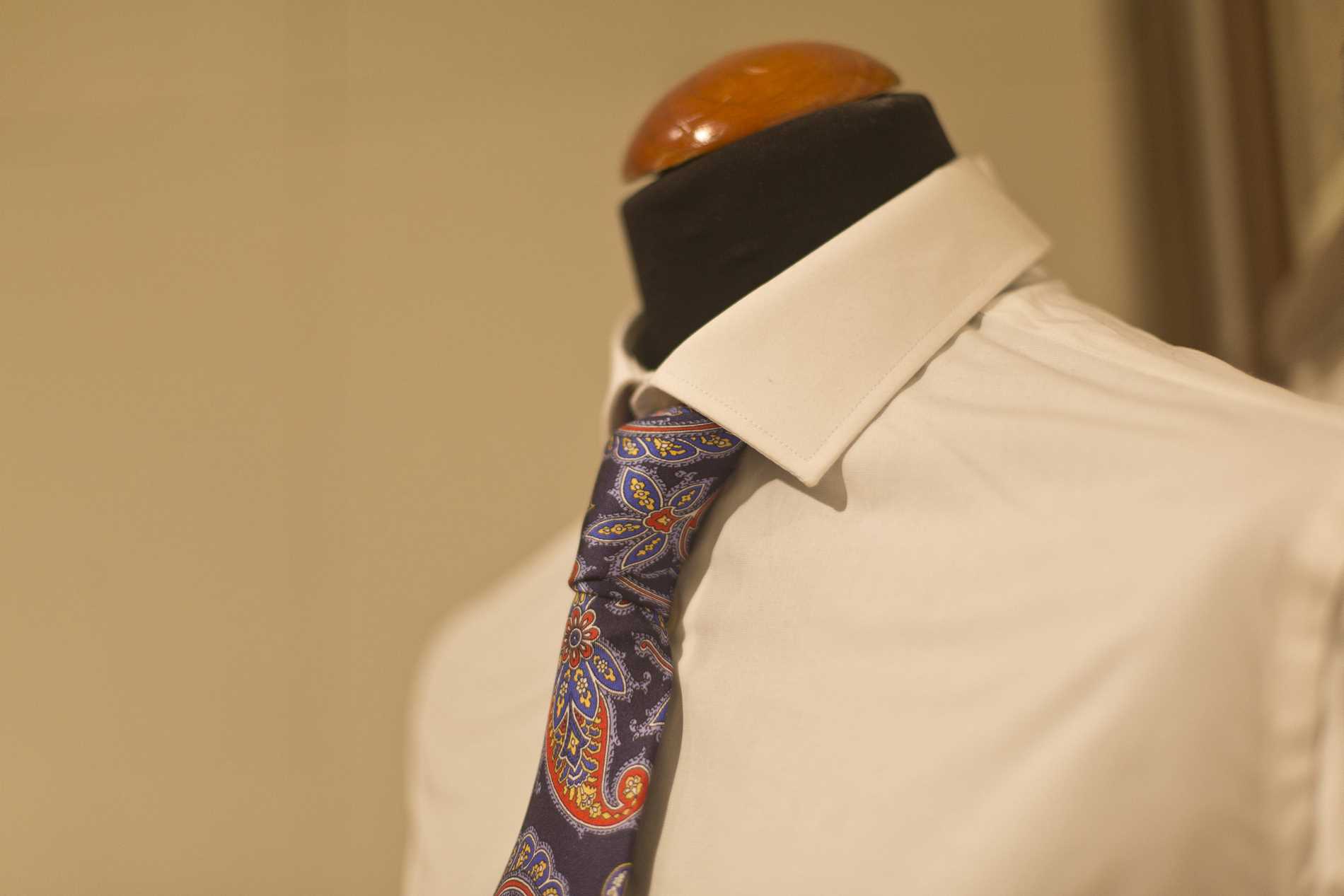 Cómo combinar camisa y corbata
