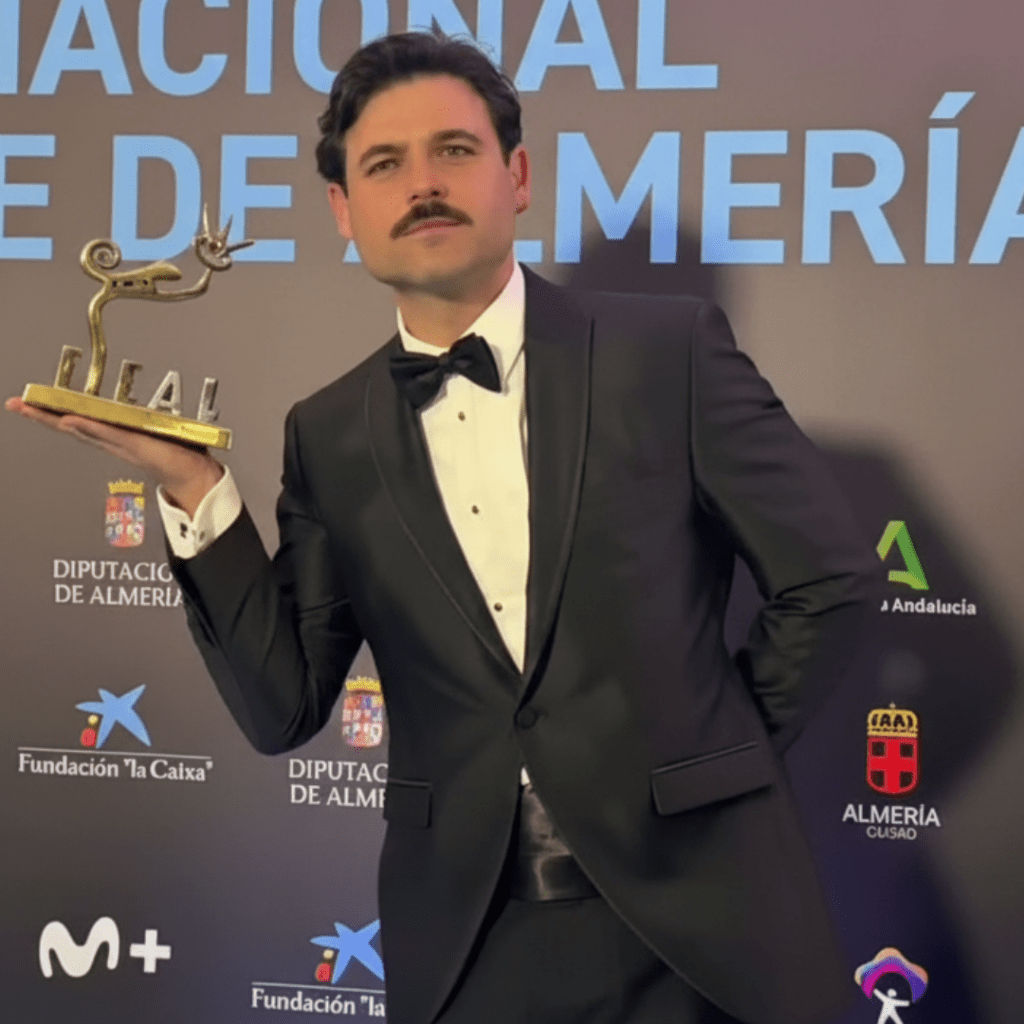 Arturo Sancho Garnica posando con su premio FICAL vistiendo traje a medida hombre de Sastrería Foraster